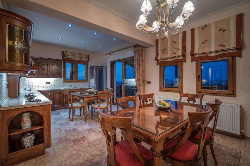 Clairy 3-bedroom With Private Pool * Mouzákion